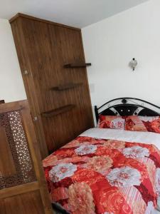 拉巴特Appartement au centre de Rabat à Hassan.的一间卧室配有一张带红色和白色棉被的床