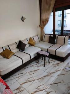 拉巴特Appartement au centre de Rabat à Hassan.的客厅设有两张沙发和一个窗户