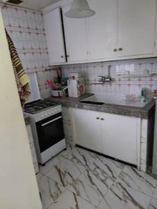 拉巴特Appartement au centre de Rabat à Hassan.的厨房配有白色橱柜和炉灶。