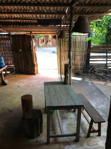 邦隆Happy Homestay Banlung & Trekking的木餐桌和长凳
