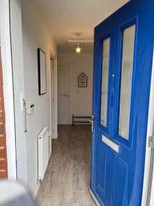 WaddingtonThe Arrows Bungalow的走廊里的一个蓝色门