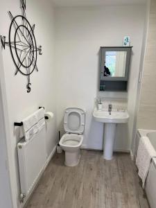 WaddingtonThe Arrows Bungalow的浴室配有白色卫生间和盥洗盆。