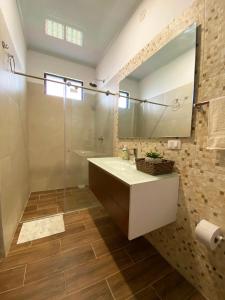 蒙特内哥罗Cabaña Quindiana - Excelente Ubicación的浴室设有白色水槽和镜子