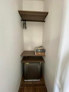 蒙特内哥罗Cabaña Quindiana - Excelente Ubicación的一个带架子的小衣柜和一台小冰箱