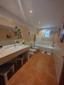 塞萨利内斯Bed&Breakfast Las Salinas House Private Rooms的带浴缸、盥洗盆和卫生间的浴室