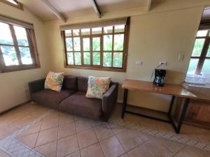 乌维塔Cabina Rancho la Merced的客厅配有沙发和桌子
