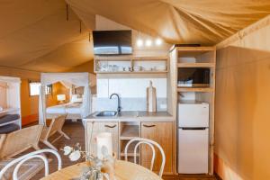 卡尔斯NRMA Phillip Island Beachfront Holiday Park的帐篷内的厨房和用餐室