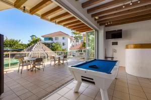 努萨角努沙国际公寓式度假酒店的房屋庭院的台球桌