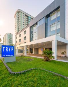 里约热内卢TRYP by Wyndham Rio de Janeiro Barra Parque Olímpico的前面有电视提示的建筑