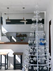 邦劳1949 Dreamy Home的白色的圣诞树,上面有银饰