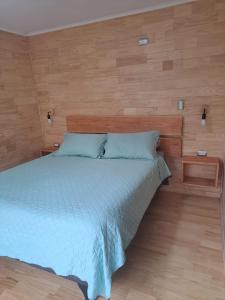 卡斯特鲁Altos de Llicaldad Lodge的一间卧室配有一张木墙床