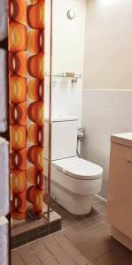 珀斯印度洋大酒店的一间带卫生间和淋浴的浴室
