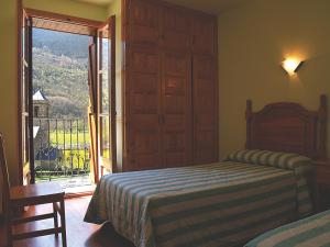 巴鲁尔拉卡萨乡村民宿的一间卧室设有一张床和一个美景阳台