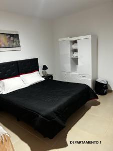 玛利亚镇Sabattini Apart的一间卧室配有一张大床和黑色毯子