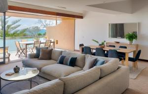 拜伦湾海滩套房酒店的客厅配有沙发和桌子