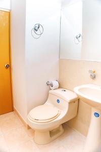 库库塔Hotel Luxor Cúcuta的一间带卫生间和水槽的浴室