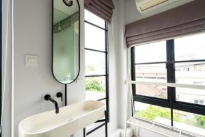 曼谷贝德普勒蒂旅舍的一间带水槽和镜子的浴室