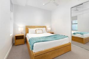 卡瓦纳华特斯Oceanus Bokarina Beach的一间卧室配有一张大床和镜子