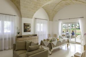 阿莱齐奥Tenuta Monticelli的客厅配有桌子和沙发