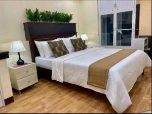 圣何塞Hillside Hotel的卧室配有一张白色大床、床头柜和窗户。