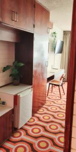 珀斯印度洋大酒店的厨房铺有地板上的地毯。