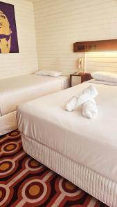 珀斯印度洋大酒店的酒店客房,配有两张带毛巾的床
