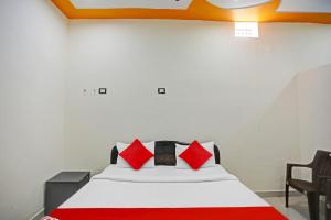 诺伊达OYO Flagship Hotel Midtown 2的卧室配有带红色枕头的白色床