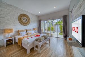 勒吉安Bali Cosy Villa Adults Only的一间带大床和电视的卧室