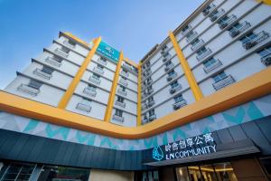 广州岭舍创享公寓酒店广州海珠店的两栋高楼,位于一栋建筑的顶部