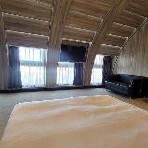 台北水滴米窝的一间大卧室,配有一张大床和一张沙发