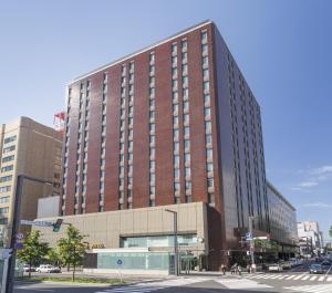 札幌札幌格兰大酒店的城市街道上一座高大的砖砌建筑