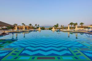 赫尔格达索马湾喜来登度假酒店的几何设计度假村的游泳池