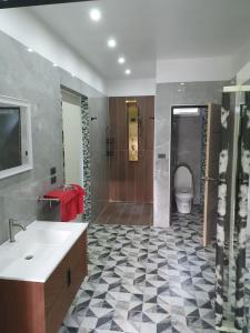 南芭堤雅时代度假酒店的一间带水槽和卫生间的浴室