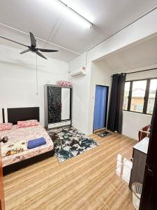 瓜拉立卑nd homestay的一间卧室配有一张床和吊扇