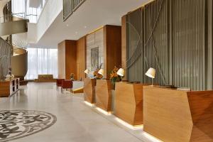 阿斯塔纳Sheraton Astana Hotel的大堂设有木镶板和前台。