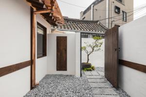 首尔Luxury hanok with private bathtub - SW15的一座带门和庭院的房子