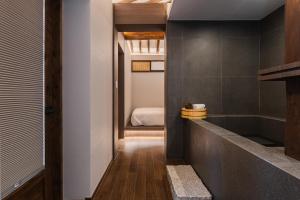 首尔Luxury hanok with private bathtub - SW15的一间设有走廊的客房,后面设有一张床