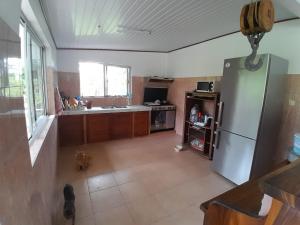 PareaCHEZ VAIANA的厨房配有不锈钢冰箱和窗户