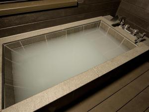 日光Rakuten STAY Nikko Hoden Capacity of 4 persons的浴室内配有浴缸和水槽