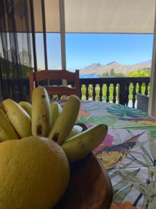 努库希瓦HEIIKIANI Sweet Home的坐在桌子上的一束香蕉