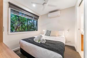 布赖特Tasman Holiday Parks - South Bright的一间卧室设有一张大床和一个窗户。