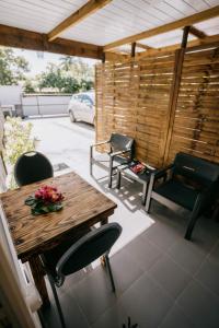 波拉波拉Mianahere Studio Bora Bora的庭院配有木桌、椅子和桌椅。
