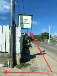 波拉波拉Mianahere Studio Bora Bora的路边红箭头的标志