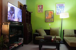 麦德林ADN Algo de Nosotros - Malaika的带沙发和平面电视的客厅