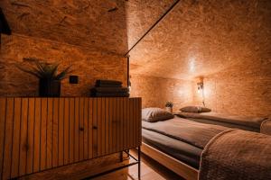 罗瓦涅米Ternu Minivilla的卧室设有一张砖墙内的大床