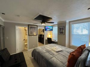 波塔基特Maiden Nest Private Master Suite的一间卧室配有一张床和吊扇