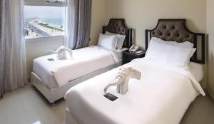 迪巴Dibba Sea View Hotel by AMA Pro的酒店客房设有两张床,上面有大象