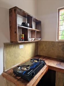 UtendeMafia Island Bungalows的厨房里木桌旁的炉灶