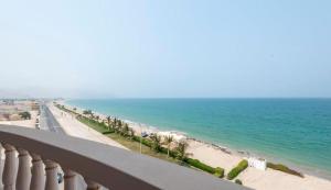 迪巴Dibba Sea View Hotel by AMA Pro的阳台享有海滩和大海的景致。
