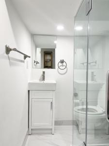 多伦多Tidy Private Rooms with Full Kitchen的白色的浴室设有水槽和卫生间。